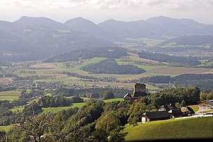 Blick von Steinberg-Oberhaus auf die Burgruine Stein und das untere Lavanttal