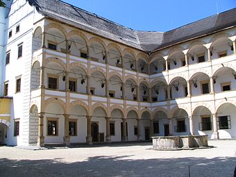 Les arcades donnant sur la cour.