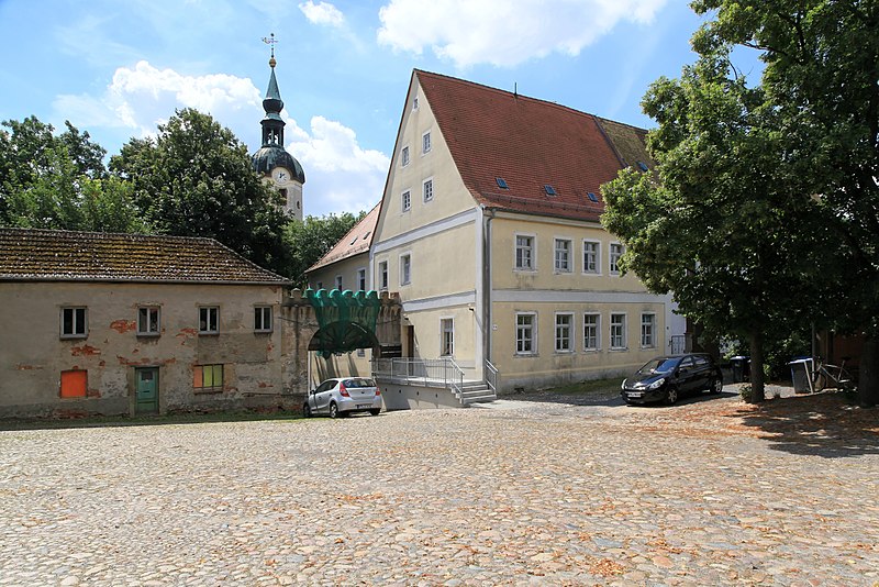 File:Machern Püchau - Schloßstraße14-15 + Schlosshof 01 ies.jpg