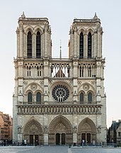 Notre Dame de París, tiene un frente occidental gótico en el que las líneas verticales y horizontales están equilibradas.