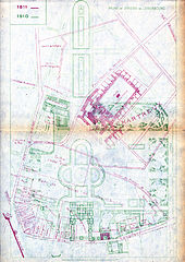 Plans superposés montrant, en rouge, l'organisation de l'espace avant la construction du palais et du jardin en 1611, en vert, le palais et le jardin au XXe siècle, tel qu'il est encore organisé.