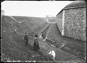 La muraille, le fossé, le talus de défense.