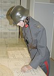 Uniform for løytnant i feltartilleriet i den finske hæren under andre verdenskrig. Hjelmen er av tysk modell merket med finsk hakekors. Finland kjempet to kriger mot Sovjetunionen og én mot Tyskland i perioden 1939-1945. Den verste bombingen av Helsingfors skjedde i februar 1944. Fra luftvernmuseet i Hyrylä i Tusby.