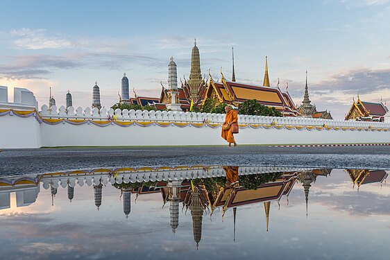 Mnich buddyjski przed świątynią szmaragdowego Buddy. Wat Phra Phutthabat, Tajlandia, autor: Nawit science