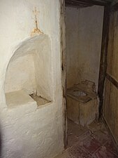 Latrine et niche au sein de l'église.