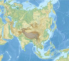 Mapa konturowa Azji, blisko centrum na lewo znajduje się czarny trójkącik z opisem „Pamir”