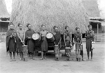 Ansambel kulintang suku Ngada dengan alat musik genang dan gong, Kabupaten Ngada, Flores (1913)