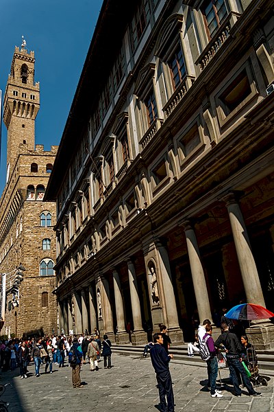 File:Firenze - Florence - Il cortile degli Uffizi - April 2010 03.jpg