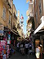 Il campanile della chiesa di San Spyridion tra le bancarelle della kantounia