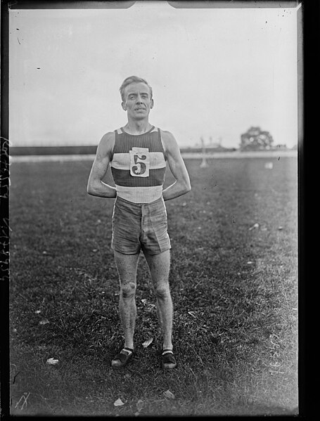 File:16-7-22, Colombes (Fernand) Bauduin, champion de France du 800 m - photographie de presse - Agence Rol - btv1b530883676.jpg