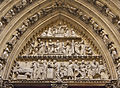 Façana nord de la catedral: timpà del portal del Claustre