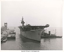 Accostage du Dixmude à Bayonne (New Jersey), le 5 mai 1956.