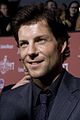 Jamie Bamber interpreta il dottor Michael Hathaway