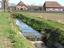 Vaste betonnen stuw in de Watergang van de Benteleres