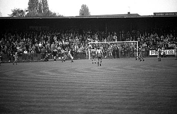 Fotbollsmatch förevigad på den äldre Plough Lane