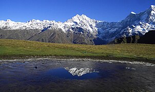 Montagnes se reflétant sur le lac de Buda Tal.