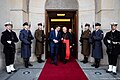 Il cardinale Pietro Parolin, nella foto assieme al primo ministro della Polonia Mateusz Morawiecki, indossa la fascia cardinalizia