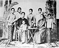 Potret studio R.A. Kartini kecil dengan orang tua dan saudara-saudaranya. (foto 1890-an).