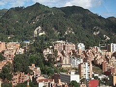 Cerros á altura do barrio Rosales.