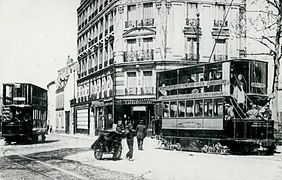 ...et un tramway électrique à impériale, également des TPDS, circulant sur la ligne Place de la République - Gare de l'Est - Cimetière parisien - Quatre Chemins - Aubervilliers.