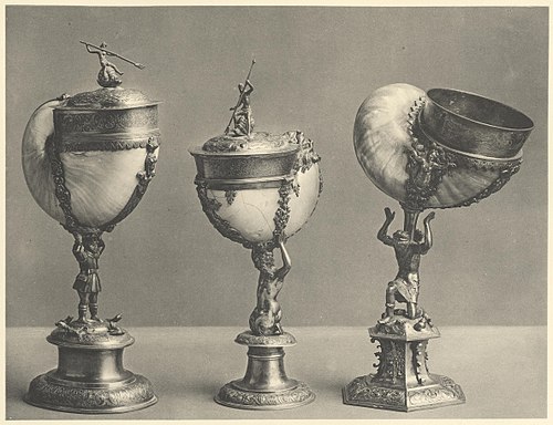 1. Nautiluspokal von einem Bauern getragen von Elias Geyer / 2. Nautiluspokal von einem Triton getragen. Nürnberger Arbeit, wohl von Bartl Jamnitzer. Meister 1575 / 3. Seeschneckenpokal von Indianer getragen von Tobias Wolff in Nürnberg. Meister 1604