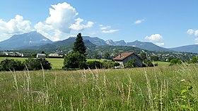 Vue du massif de la Chartreuse et, à droite, de la chaîne de l'Épine depuis la colline de la Trousse à La Ravoire.