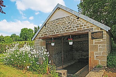 Le sobre lavoir de Villy, lieu pittoresque...