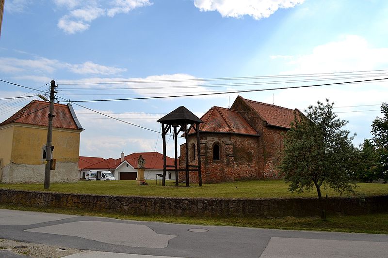 File:Čierny Brod-Heď obec 01.jpg