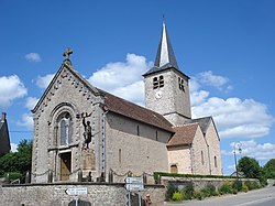 Saint-Mauricen kirkko ja kaatuneiden muistomerkki