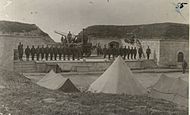 Pièce d’artillerie côtière turque et ses servants. De nombreux forts gardent le passage des Détroits et doivent être réduits par les cuirassés.