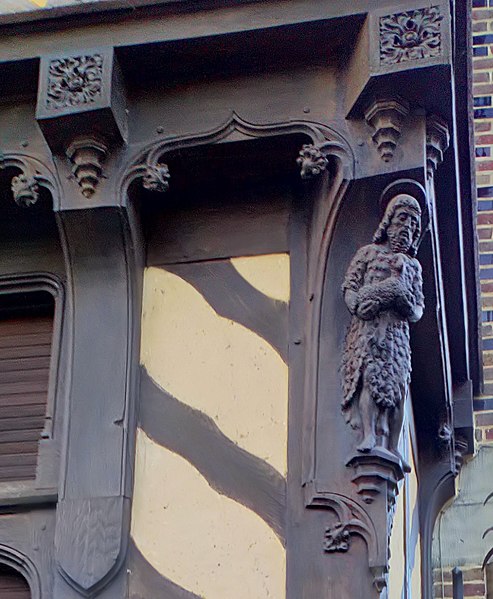 File:Amiens, maison du pèlerin, statue de saint Jean-Baptiste 2.jpg