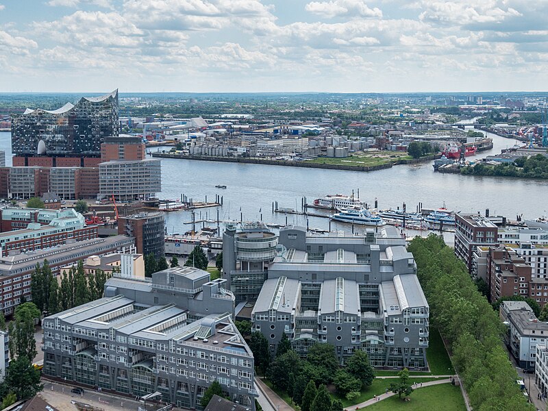 File:Elbe, Elbphilharmonie, Hafen Gruner+Jahr Verlagshaus.jpg