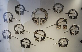 準環状のブローチ (en:pennanular brooch)