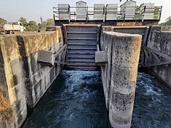 Tainter gate at Narmada Dholka Canal 02.jpg