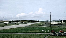 Nimrod MR2 du mighty hunters squadron (N°. 325 Royal Air Force Expeditionary Air Wings) en attente à côté du taxiway de la RAF station Kinloss (Septembre 1999)