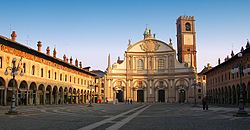 Piazza Ducale, kasama ang patsada ng Katedral.