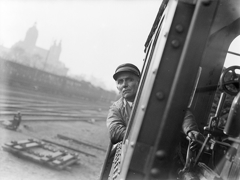 File:Machinist kijkt uit het zijraam van een stoomlocomotief 3909 met op de achtergro, Bestanddeelnr 189-1196.jpg