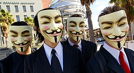 Personen die publiekelijk als Anonymous verschijnen, waarbij ze Guy Fawkes-maskers dragen.