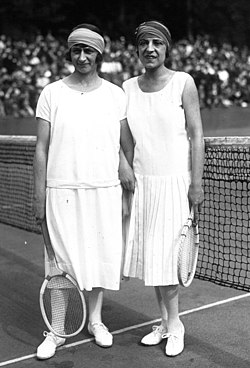 Kathleen McKane Godfree (vas.) ja Suzanne Lenglen