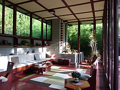 Ein von Frank Lloyd Wright designtes Fenster­arrangement (Louis Penfield House): Links Nordfenster für ganztägiges Streulicht…