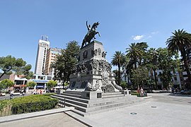 El monumento a José de San Martín se encuentra en el centro de la plaza.