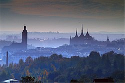 Kutná Hora: panorama města se siluetami kostela sv. Jakuba a chrámu sv. Barbory