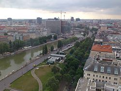 A Duna-csatorna Bécs belvárosában (kilátás a Ring-toronyból a Schwedenplatz felé)