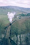 Ett ångdrivet stone train korsar floden efter att ha avgått från Tintern railway station 1963.