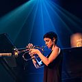 Susana Santos Silva – hier bei einem Konzert 2016 – spielt ein Flügel­horn moderner Bau­art mit Périnet-Ventilen, Wasser­klappe und Trigger (Hebel, mit dem man zur besseren Intonation einen Ventilstimmzug ein Stück herausziehen kann)