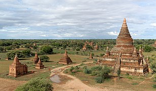 Bagan, verstreute Tempel in der Landschaft