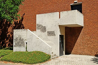 Escalier de secours en « béton brut » à l'arrière des auditoires Sainte-Barbe.