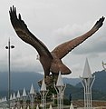 Tượng đại bàng khổng lồ ở Quảng trường Eagle.