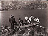 «Paa Kirkefærd (Dragter fra Sætersdal)», 1894 Foto: «K. Knudsen, Bergen.»