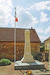 Monument aux morts devant l'église.